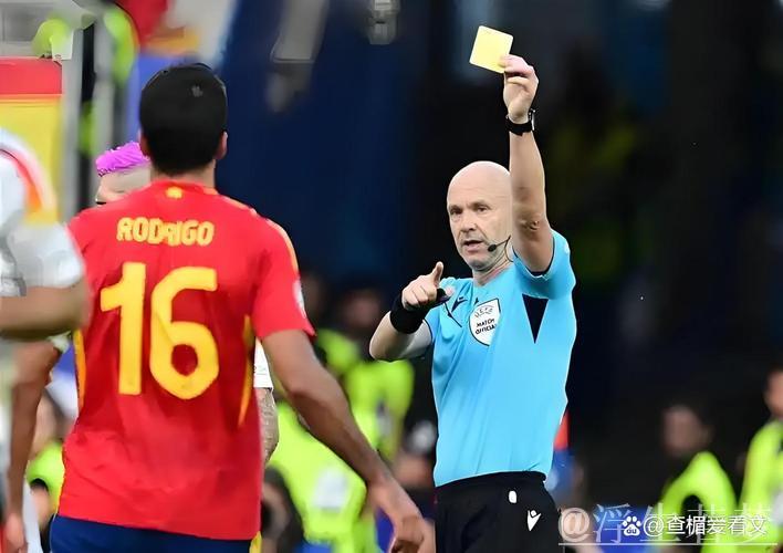 红牌+点球争议！巴黎愤怒 拜仁不服 名哨46岁执法引质疑